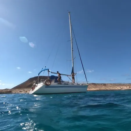 Magnifico Barco En La Graciosa