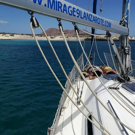 Botel Magnifico Barco En La Graciosa Caleta de Sebo