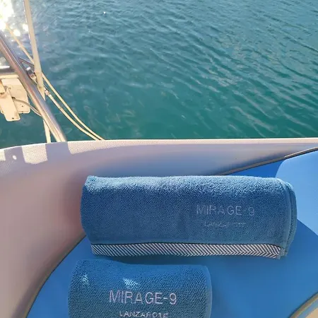 Magnifico Barco En La Graciosa Botel
