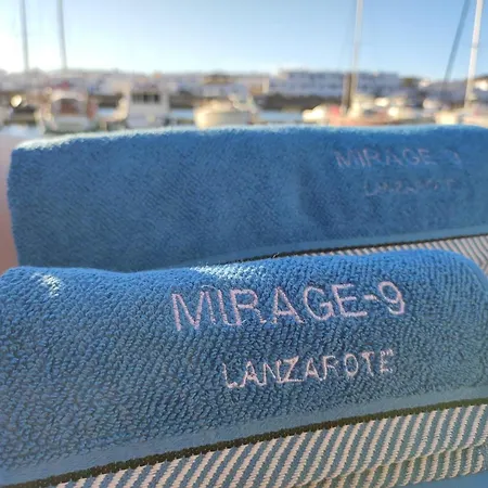 Botel Magnifico Barco En La Graciosa Caleta de Sebo