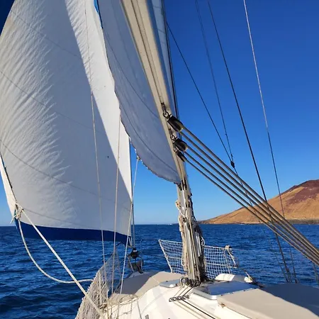 Magnifico Barco En La Graciosa Botel
